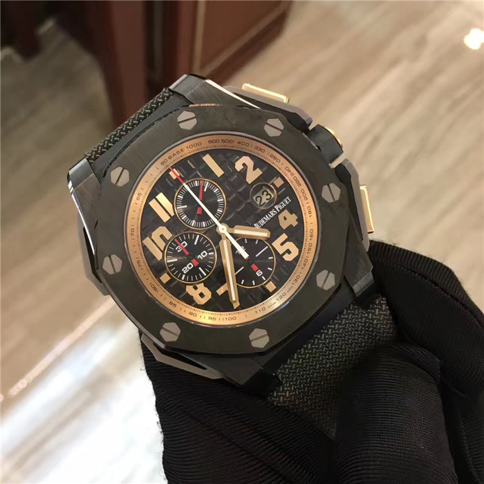 爱彼 26378IO.OO.A001KE.01 阿诺斯瓦辛格限量1500枚。48毫米表径，陶瓷表壳，金质立体时标，中心计时秒针，三时位窗口日历。专柜定价358000元，钟意现货一枚。