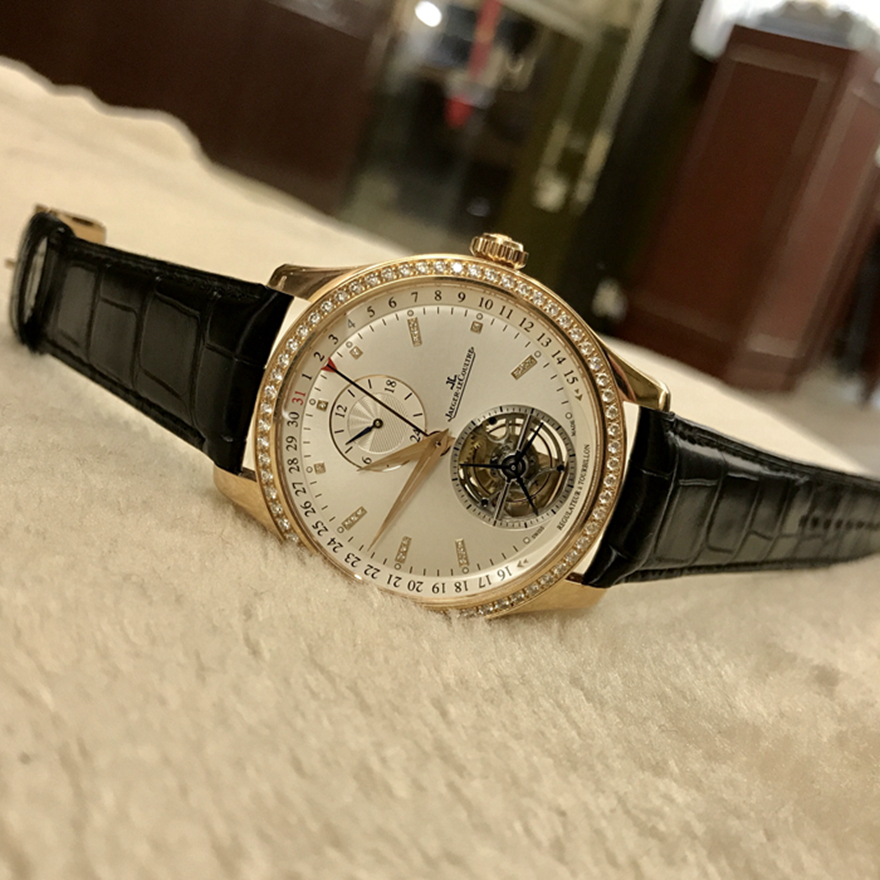Jaeger-LeCoultre 积家 master 大师系列，1562401。41.5毫米表径，18K玫瑰金表壳镶嵌钻石， 银色放射状拉丝面盘，钻石时标，配备第二时区显示、24小时制参考时间显示和瞬跳指针，6点位置为陀飞轮装置，自产Cal.978B自动上弦机械机芯，动力储备48小时。专柜定价：679000元。 单表无附件。