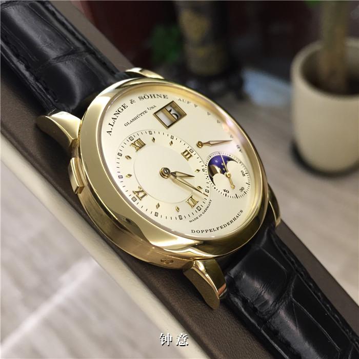 A. Lange & Sohne 朗格 LANGE 1 系列，?109.021。38.5毫米表径，18K黄金表壳，?银白色面盘，双窗大日历，月相盈亏，动力储存显示。?手动上弦机械机芯，动力储备72小时。 单表无附件。