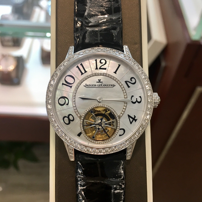 Jaeger-LeCoultre 积家 约会系列，3413403。39毫米表径，18K白金原镶钻，贝母面表盘，6点位置陀飞轮装置。自动上弦机械机芯，动力储备48小时。专柜定价：650000元。 全套附件齐全。