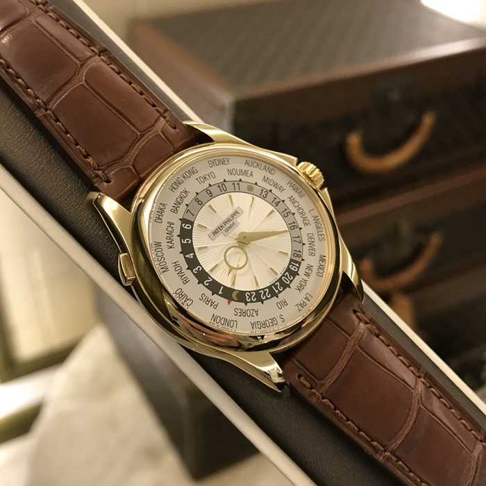 PATEK PHILIPPE 百达翡丽 复杂功能时计系列，5130J-001。39.5毫米表径，18K黄金表壳，雕花面盘，银白色太阳纹装饰盘心，金质立体时标，世界时功能，自产Caliber 240 HU自动上弦机械机芯，动力储备48小时。专柜定价：317700元。 单表附保卡说明书。