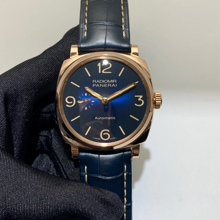 Panerai 沛纳海 RADIOMIR系列，PAM00934。45毫米表径，18K玫瑰金表壳，磨砂太阳纹蓝色面盘，附夜光阿拉伯数字及小时标示，P.4000自动上弦机械机芯，动力储备45小时。专柜定价：168000元。 单表无附件。