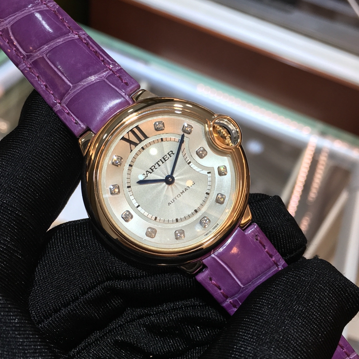 Cartier 卡地亚 Ballon Bleu 蓝气球系列，WE902028。36.6毫米表径，18K玫瑰金表壳，镀银珠光扭索雕纹面盘，镶钻时标，自动上弦机械机芯。专柜定价：118000元。 单表无附件。