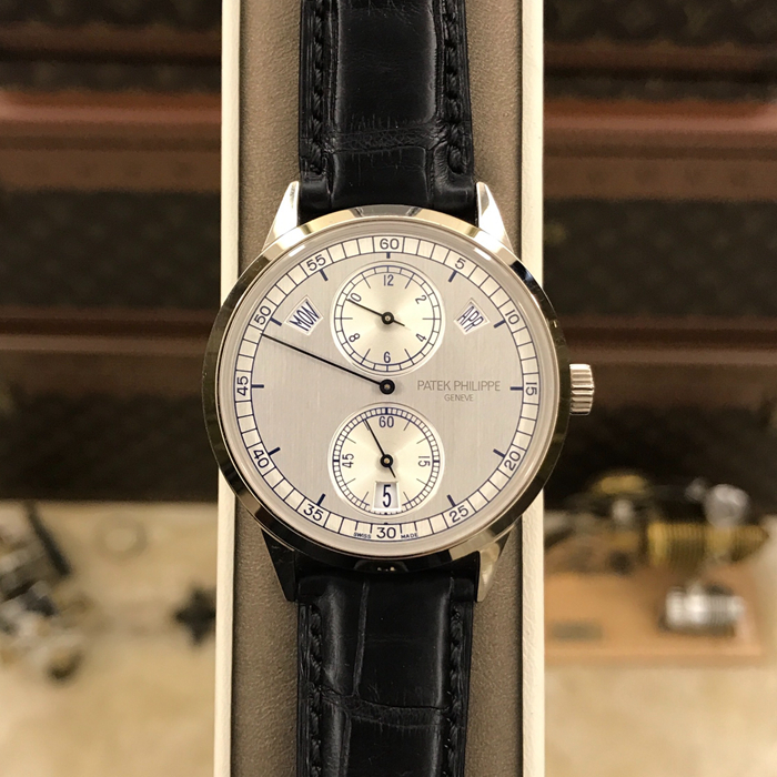 PATEK PHILIPPE 百达翡丽 复杂功能时计系列，5235G-001。40.5毫米表径，18K白金表壳，双色调银色表盘，经垂直缎纹磨砂处理，搭配蓝色转印刻度。中心大分针，年历、视窗式星期、日期和月份显示功能，31-260 REG QA自动上弦机械机芯，动力储备44小时。专柜定价：375800元。 单表附保卡。