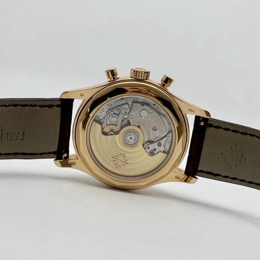 PATEK PHILIPPE 百达翡丽 复杂功能计时系列，5960R-011。40毫米表径，18K玫瑰金表壳。白色表盘，金质立体时标。2点、10点和12点位置分别设置了视窗式月份、星期和日期显示、计时功能。蓝宝石水晶玻璃表镜。自动上弦机械机芯，动力储备55小时。专柜定价：560300元。  全套附件齐全。