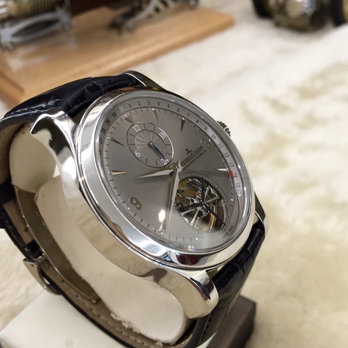 Jaeger-LeCoultre 积家，41.5毫米表径，PT950铂金表壳，银白色面盘，6点位置陀飞轮装置，自动上弦机械机芯。 单表无附件。