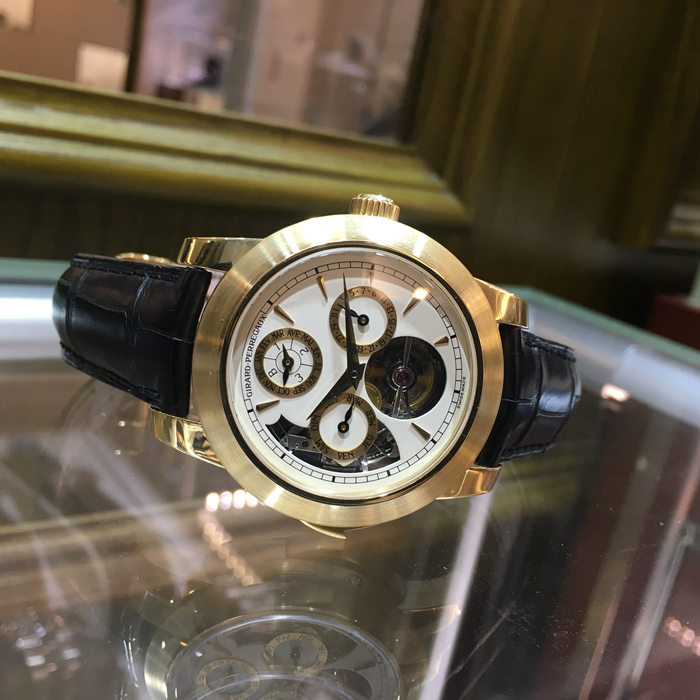 Girard-Perregaux 芝柏 男表系列，99741-52-831-BAEA。42毫米表径，18K玫瑰金表壳，白色面盘，三点位置日期显示，六点位置陀飞轮装置，十二点位置为月份显示，万年历、三问功能，手动上弦机械机芯，动力储备75小时。专柜定价：5463000元。 全套附件齐全。