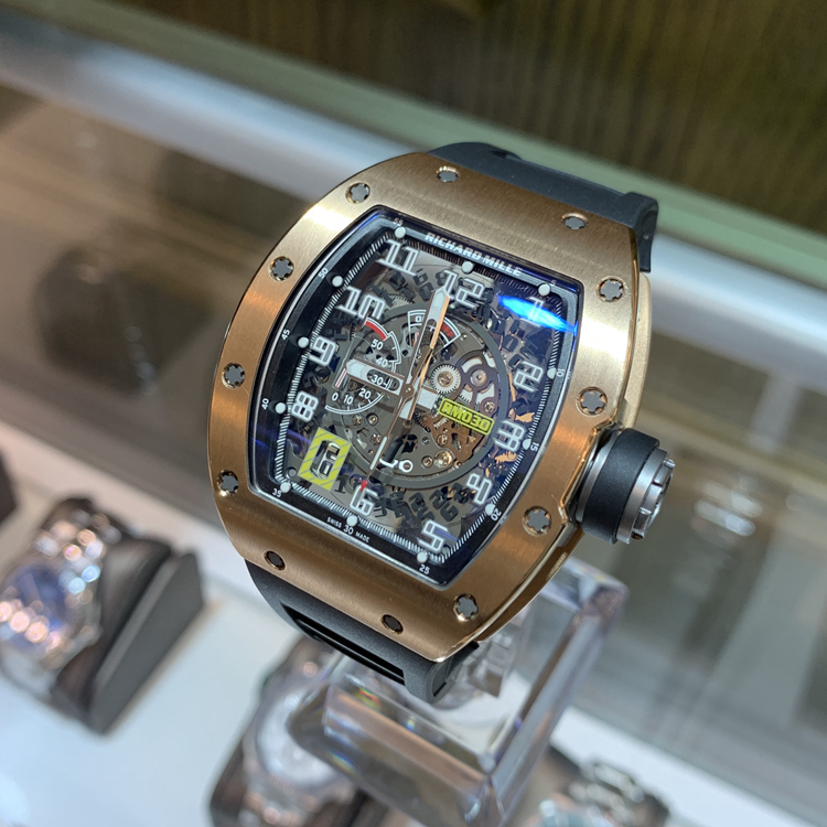 RICHARD MILLE 理查德米勒 男士系列，RM 030。50x42.7毫米表径，18K玫瑰金表壳，酒桶型镂空面盘，7点位置为日期显示，自动上弦机械机芯。 单表无附件。