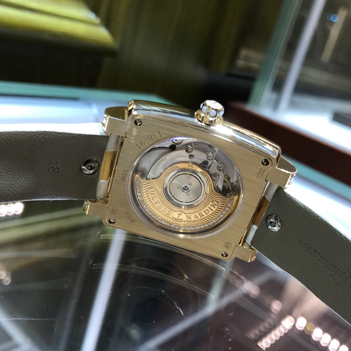 Ulysse Nardin 雅典 奇想系列，136-91/601。18K玫瑰金表壳，34x35毫米表径，贝母面盘镶钻搭配金质立体时标，6点位置日期显示，自动上弦机械机芯。专柜定价：255000元。 未使用品全套附件齐全。