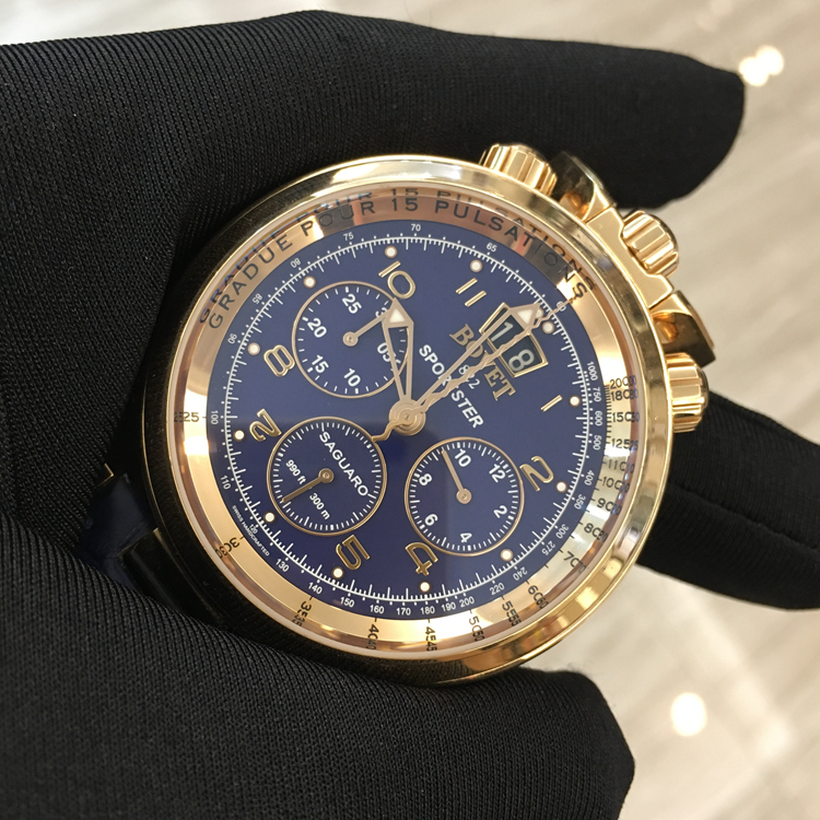 播威 Bovet，一个早在清代就进入中国的高端瑞士钟表品牌，深的皇室及贵族的宠爱，与中国有着不解之缘。18K玫瑰金自动机械机芯，45毫米表径，蓝面计时功能，日历显示，标志性“蛇形计时针”。 单表无附件。