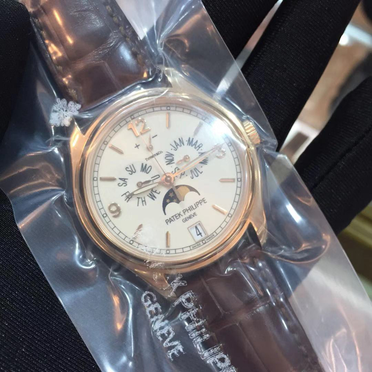 PATEK PHILIPPE 百达翡丽 复杂功能时计系列，5146R。39毫米表径，18K玫瑰金表壳，米黄色面盘，金质立体时标和字块，中心大秒针。年历功能，指针式星期和月份显示、动力储存显示，视窗式日期显示、月相显示。Cal.324 S IRM QA LU自动上弦机械机芯，动力储备45小时，专柜定价：303000元。 未使用品全套附件齐全。