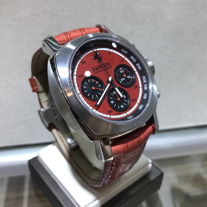 Panerai 沛纳海 FER 00013。45毫米表径，精钢表壳，法拉利红色面盘，12点位置法拉利立马标志，阿拉伯刻度，自动上弦机械机芯，动力储备46小时。限量800只，专柜定价：72400元。 全套附件齐全。