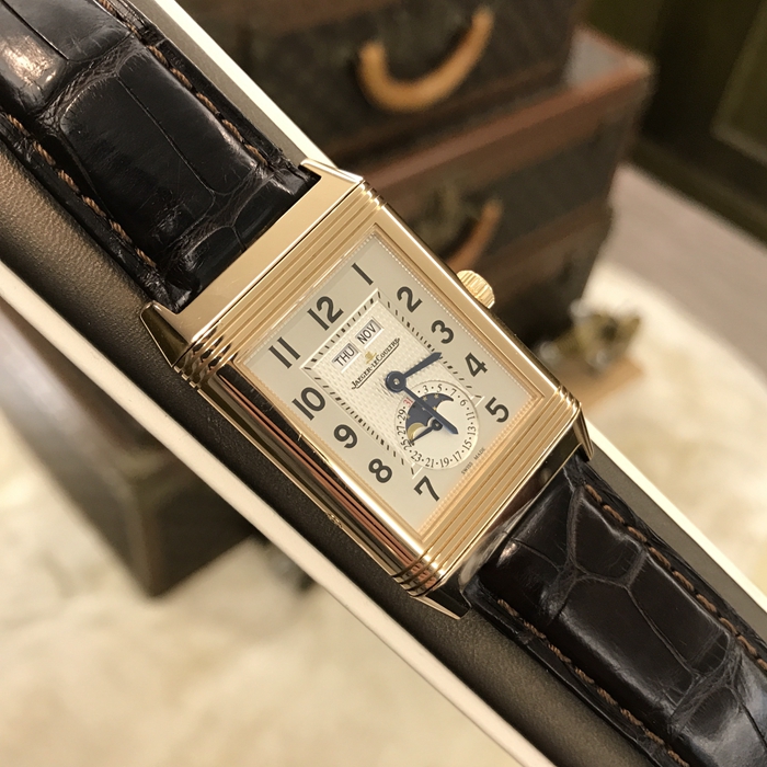 Jaeger-LeCoultre 积家 Reservo 翻转腕表系列，Q3752520。48.5x29.5毫米表径，18k玫瑰金表壳，银色面盘， 黑色移印数字，6点位置分别为指针式日期显示和月相显示，12点位置为星期和月份显示，手动上弦机械机芯，动力储备45小时。专柜定价：151000元。 单表无附件。