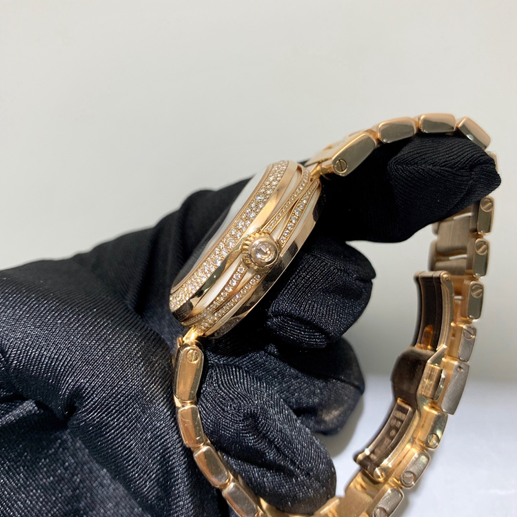 Omega 欧米茄 碟飞系列，425.65.34.20.55.003。34毫米表径，18K玫瑰金原钻表壳，刻钻珍珠贝母面盘，日期显示功能，自产Cal.8521自动上弦机械机芯，动力储备50小时。专柜定价：313100元。 单表无附件。