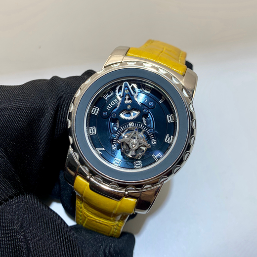 Ulysse Nardin 雅典奇想系列2080 公价112000万，18k白金表壳，45毫米表径，深蓝色表盘，陀飞轮。  单表无附件。