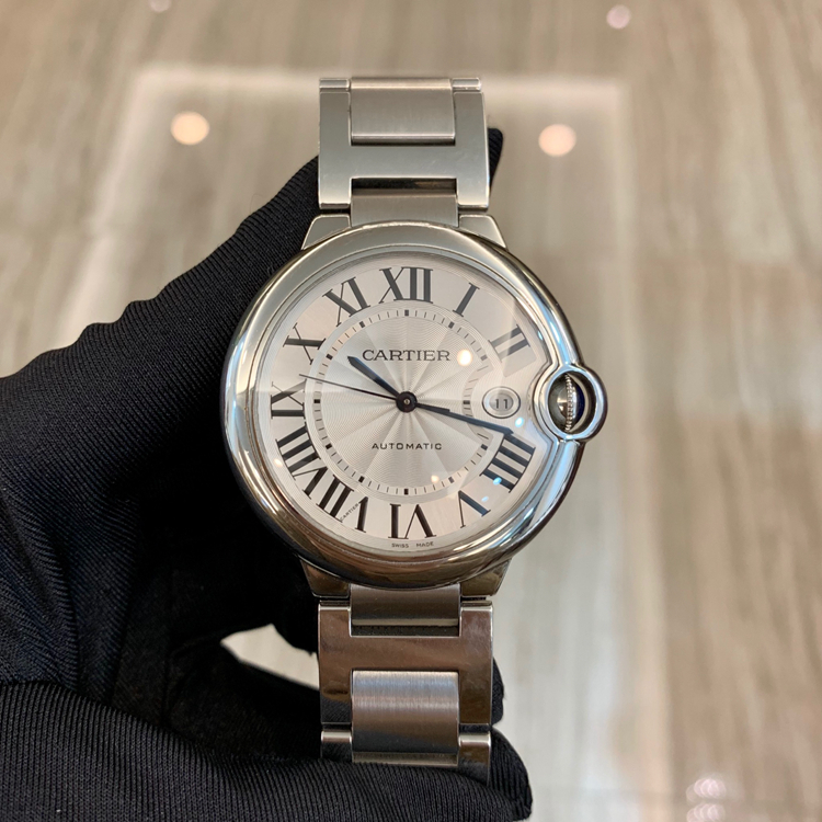 Cartier 卡地亚 Ballon Bleu 蓝气球系列，W69012Z4。42.1毫米表径，精钢表壳，银白色面盘，罗马数字时标，3点位置为日期显示，Cal.049自动上弦机械机芯，动力储备42小时，专柜定价：49100元。 单表无附件。