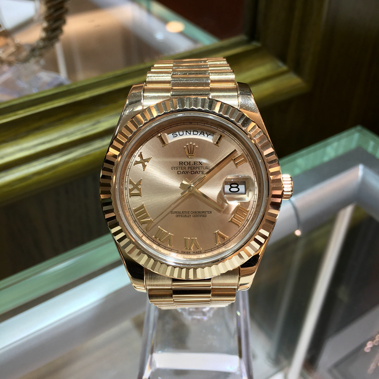 Rolex 劳力士 星期日历型系列，218235-83215。41毫米表径，18K玫瑰金表壳，粉色面盘，罗马数字时标，3点位置日期显示，12点位置为星期显示，自动上弦机械机芯。专柜定价：285500元。 全套附件齐全。