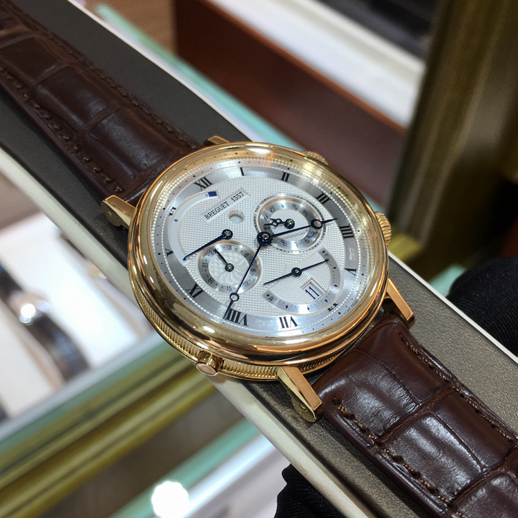 Breguet 宝玑 Classique 经典系列，5707BA/12/9V6。39毫米表径，18K黄金表壳，银灰色面盘，罗马数字时标，视窗式日期显示、动力储备显示，519F自动上弦机械机芯，动力储备显示45小时，专柜定价：311800元。 单表无附件。