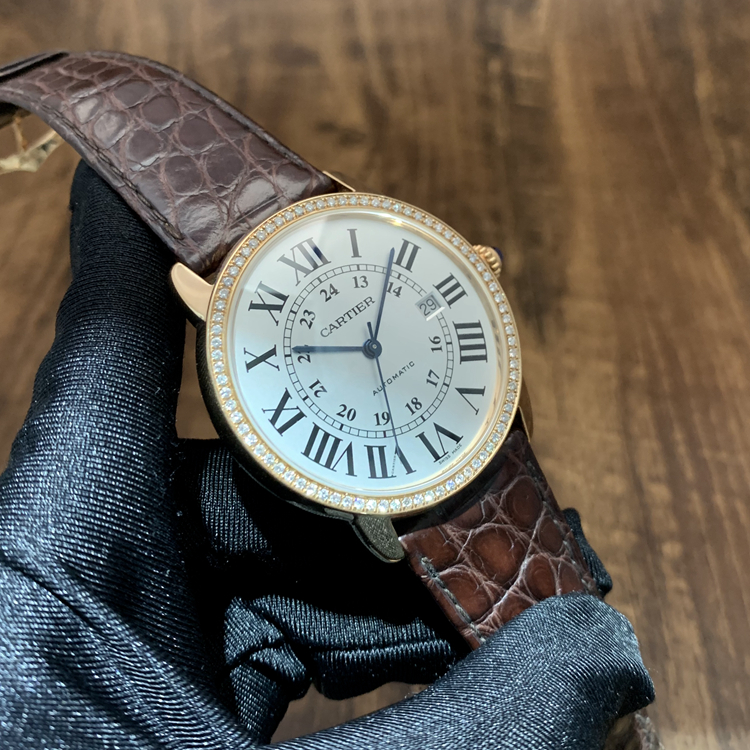 CARTIER 卡地亚 ROTONDE DE CARTIER系列，W6701009。42毫米表径，18K玫瑰金后加钻表壳，银白色面盘，3点位置日期显示，罗马数字时标，自动上弦机械机芯。 单表无附件。