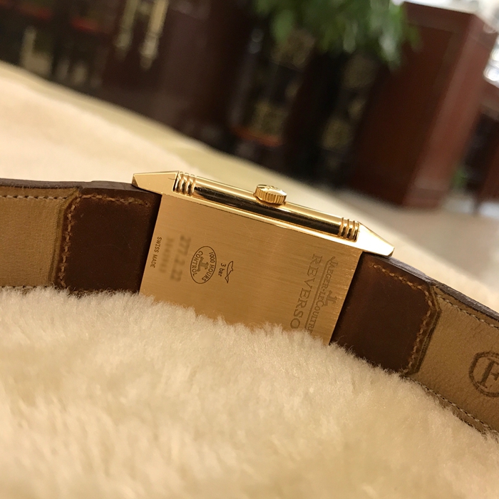 Jaeger-LeCoultre 积家 Reservo 翻转腕表系列，Q2782560。46.8X27.4mm，18K玫瑰金表壳。巧克力色表盘，镀金时标，蓝宝石水晶玻璃表镜，手动上弦机械机芯，动力储备45小时。专柜定价：128000元。 单表无附件。