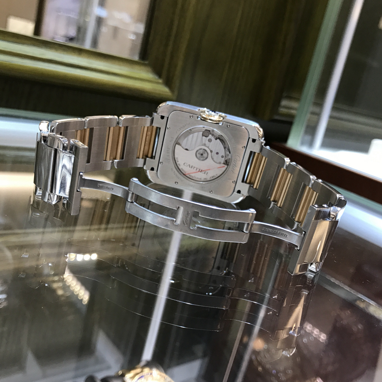 Cartier 卡地亚 Tank 坦克系列，W5310006。47x36.2毫米表径，精钢/18K玫瑰金表壳，镀银表盘，三点位置视窗式日期显示，自动上弦机械机芯。专柜定价：83500元。 单表无附件。