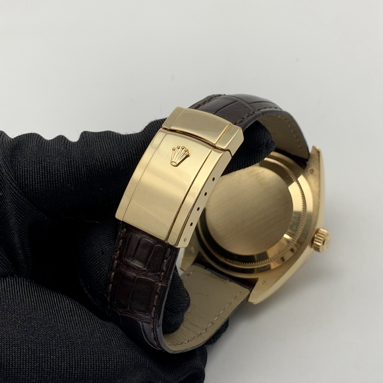 ROLEX 劳力士 SKY-DWELLER系列，326138。42毫米表径，18K黄金表壳，劳力士Ring Command三角坑纹双向旋转外圈，银色面盘，罗马数字时标，3点位置为防反光凸透式放大（2.5倍）日历窗，双时区功能，Cal.9001自动上弦机械机芯，动力储备72小时。专柜定价：297400元。 单表无附件。