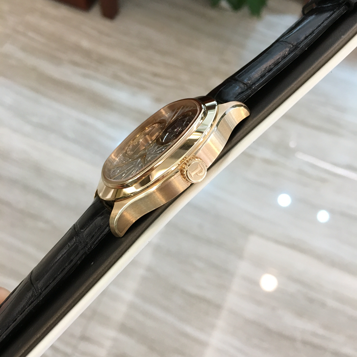 Piaget 伯爵 Black-Tie 黑带系列，Piaget Emperador枕形陀飞轮腕表，G0A36041。46.5毫米表径，18k玫瑰金，1点钟位置镂空陀飞轮装置，前置自动摆陀，小型蓝宝石水晶透明底盖，备有动力储备显示窗口。自产 Cal.1270P 超薄自动上弦陀飞轮机械机芯，铂金摆陀，动力储备40小时。
