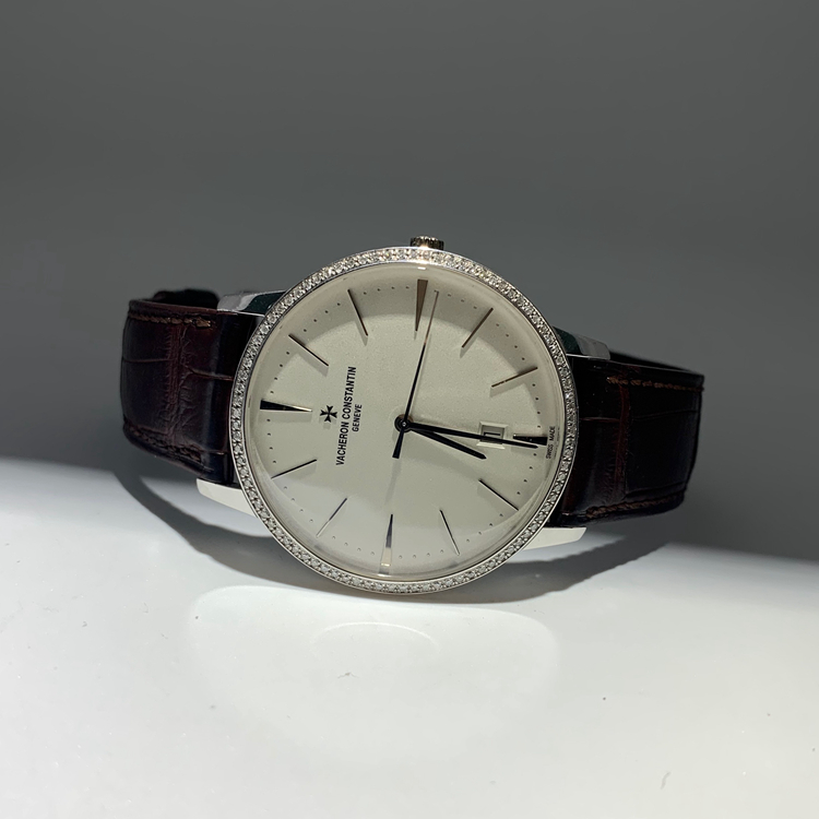 Vacheron Constantin 江诗丹顿 传承系列，85180/000G-9230。40毫米表径，18K白金后加钻表壳，白色面盘，6点位置日期显示，2450 Q6自动上弦机械机芯，动力储备40小时。 单表无附件。