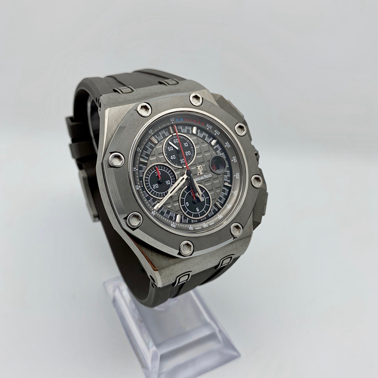 Audermars Piguet 爱彼 皇家橡树离岸型系列，26568IM.OO.A004CA.01。44毫米表径，深灰色表盘镌刻“Méga Tapisserie”超大格纹装饰，搭配黑色计时器、白金荧光立体时标和皇家橡树指针以及含测速仪刻度的深灰色内表圈。3点位置日期显示，计时功能，AP 3126/3840自动上弦机械机芯，动力储备55小时。专柜定价：341000元。 单表无附件。