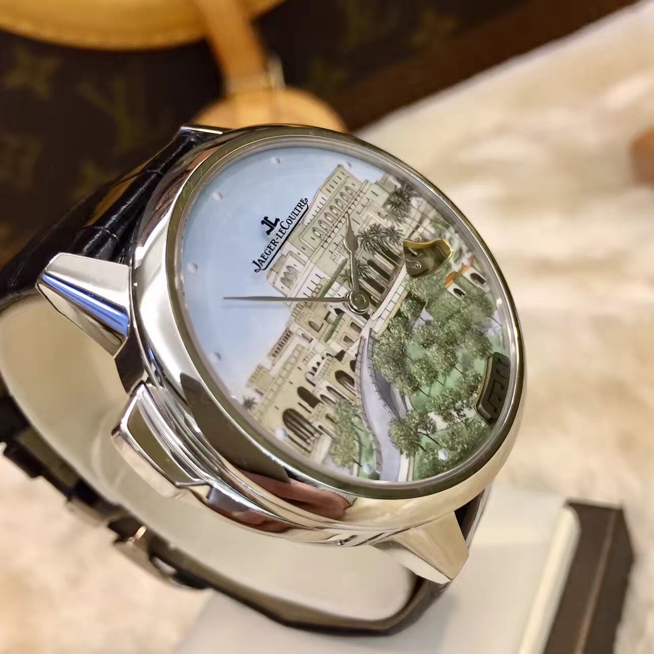 Jaeger-LeCoultre 积家 Rendez-Vous Ivy Minute Repeater约会系列，Q3506407。?常春藤三问腕表，阿曼国王皇室定制款。39毫米表径，pt950铂金表壳表扣，自动机械上弦机芯。融合美学设计和精湛工艺，是高级制表界不可多得的典范之作。腕表以大明火彩绘珐琅案装饰，令人浮想联翩，演绎梦幻传奇，尽显时间之弥足珍贵。全球限量定制41支，专柜定价：2950000元。 全套附件齐全。