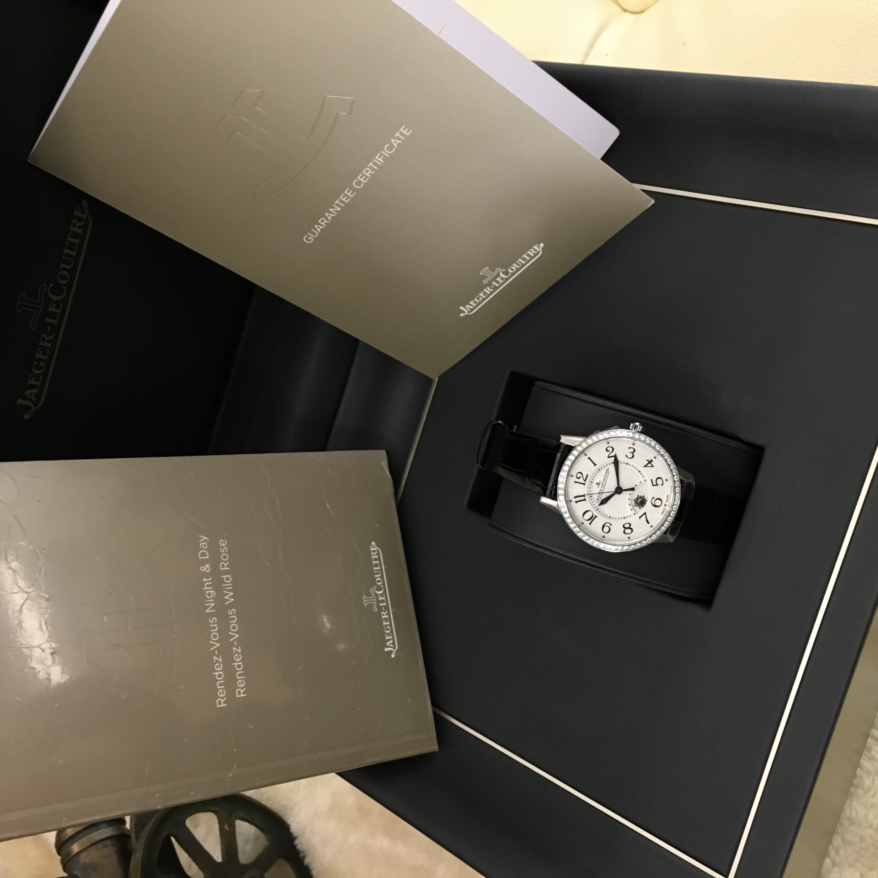 Jaeger-LeCoultre 积家 约会系列 Q3448421。34毫米表径，精钢原镶钻表壳，白色面盘，自动上弦机械机械。专柜定价：106000元。 全套附件齐全。
