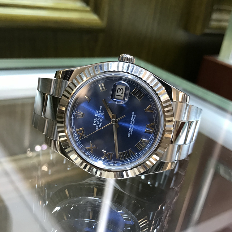 ROLEX 劳力士 日志型系列，116334。41毫米表径，18K白金表壳，深蓝色面盘，罗马数字时标，3点位置为凸透镜放大日历，自产3135型自动上弦机械机芯，动力储备48小时。专柜定价：71100元。 全套附件齐全。
