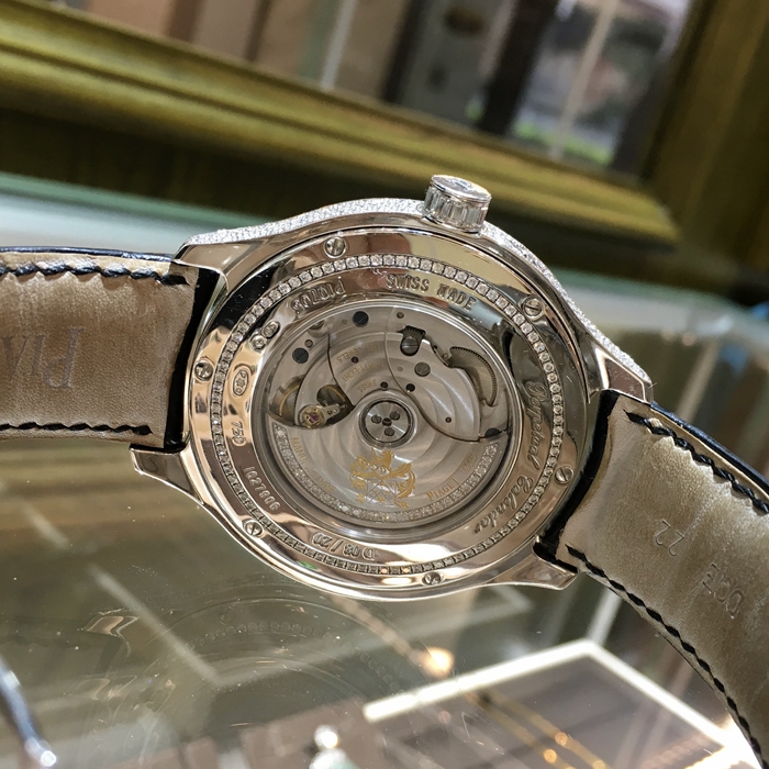 PIAGET 伯爵 凡珍品系列，G0A35020。46.5毫米表径，18K白金表壳，椭圆形镶钻表盘，自动上弦机械机芯。专柜定价：2284300元。 全套附件齐全。