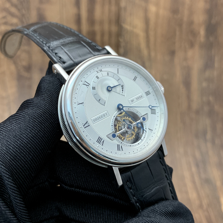 Breguet 宝玑 经典复杂系列，5317PT/12/9V6。39毫米表径，PT950铂金表壳，银灰色面盘，罗马数字时标，6点位置为陀飞轮装置，12点位置为动力储备装置，Cal.587DR自动上弦机械机芯，动力储备120小时，专柜定价：1089700元。 单表附保卡。
