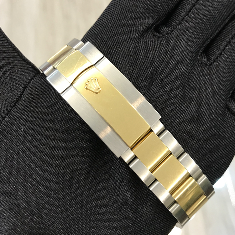 ROLEX  劳力士 SKY-DWELLER系列，m326933-0001。42毫米表径，18黄金三角坑纹双向旋转外圈，香槟色面盘，中央时、分及秒针；偏心24小时盘；第二时区显示；3点钟位置瞬时变更年历及易调日历设定；表盘周边设有12个月份显示窗；秒针暂停功能以准确调校时间，自产9001自动上弦机械机芯，动力储备72小时，专柜定价：129900元。 全套附件齐全。