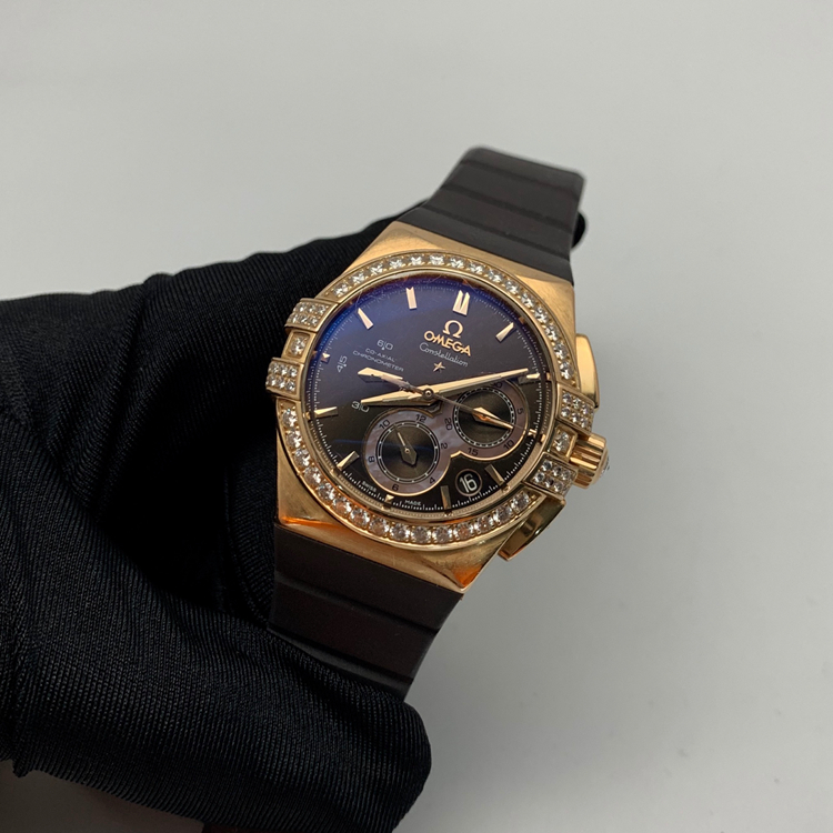 Omega 欧米茄 星座系列，121.57.35.50.13.001。35毫米表径，18K玫瑰金原钻表壳，深棕色面盘，日期显示、计时功能，Cal.3313自动上弦机械机芯，动力储备52小时，专柜定价：206700元。 单表无附件。