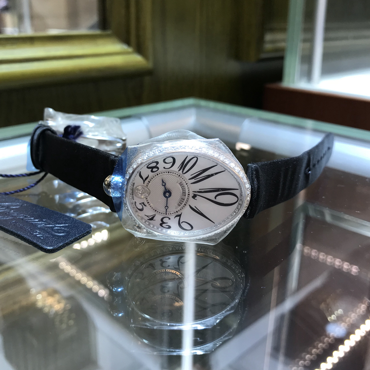 Breguet 宝玑 Reine de Naples 那不勒斯皇后系列，8918BB/58/864/D00D。36.5*28.45毫米表径，18K白金原钻表壳，镀银金面盘，局部缀以白色天然贝母，Cal.537/3自动上弦机械机芯，专柜定价：284200元。 未使用品全套附件齐全。