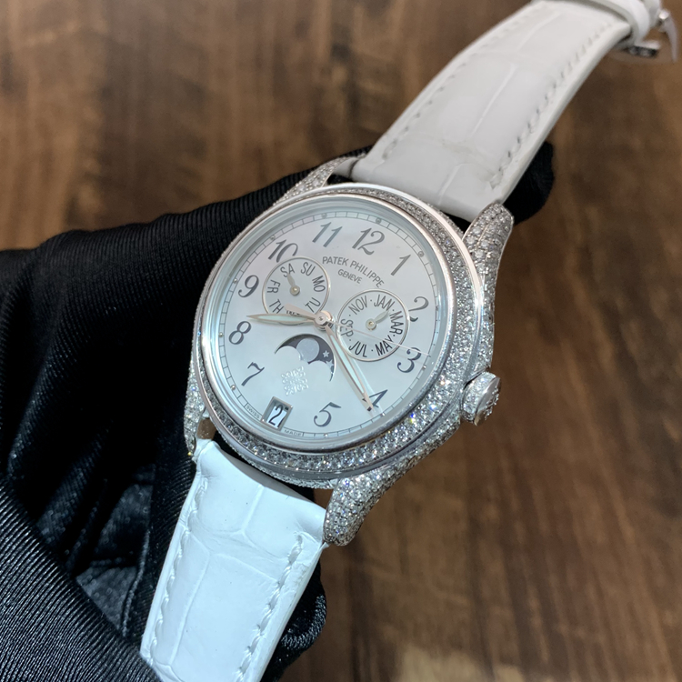 PATEK PHILIPPE 百达翡丽 复杂功能时计系列，4937G-001。37毫米表径，珍珠贝母面，宝玑式字块，3点位置为月份显示，6点位置为视窗式日期显示，9点位置为星期显示，月相显示功能，Cal.324 S QA LU自动上弦机械机芯，动力储备45小时，专柜定价：515000元。 单表无附件。?