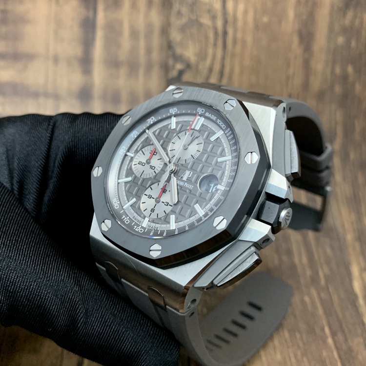 Audermars Piguet 爱彼 皇家橡树离岸型系列，26400IO.OO.A004CA.01。44毫米表径，钛金属，黑色陶瓷表圈，深灰色表盘镌刻“Méga Tapisserie”超大格纹装饰，搭配铑色外区和副表盘，白金材质荧光立体时标和皇家橡树指针，3点位置日期显示，计时功能，Cal.3126/3840自动上弦机械机芯，动力储备60小时，专柜定价：226000元。 单表无附件。