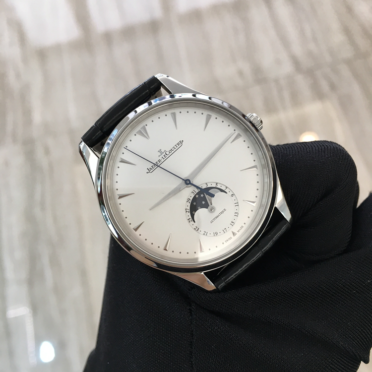 Jaeger-LeCoultre 积家 master 大师系列，1368420。39毫米表径，精钢表壳，银色面盘，放射状拉丝，镀铑时标，太妃形指针，6点位置日期、月相显示，Cal.925/1自动上弦机械机芯，动力储备43小时。专柜定价：67500元。 全套附件齐全。
