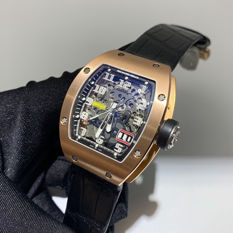 RICHARD MILLE 理查德米勒 男士系列，RM 029。47.5*38.5毫米表径，18K玫瑰金表壳，镂空酒桶型面盘，四点位置日期显示，自动上弦机械机芯。 单表无附件。