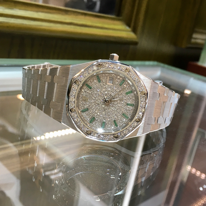 Audermars Piguet 爱彼 皇家橡树系列，35毫米表径，18K白金满天星原镶钻，3点位置视窗式日期显示，自动上弦机械机芯。 单表无附件。