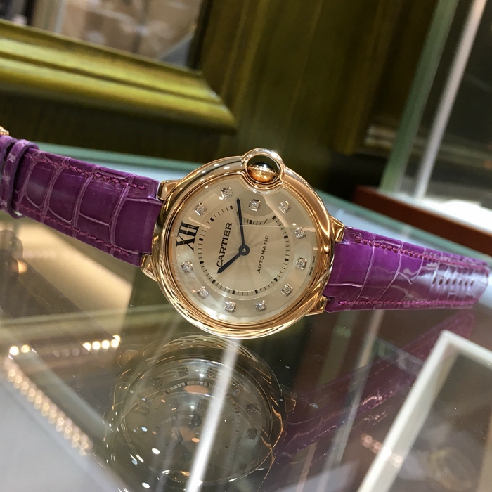Cartier 卡地亚 Ballon Bleu 蓝气球系列，WE902028。36.6毫米表径，18K玫瑰金表壳，镀银珠光扭索雕纹面盘，镶钻时标，自动上弦机械机芯。专柜定价：118000元。 单表无附件。