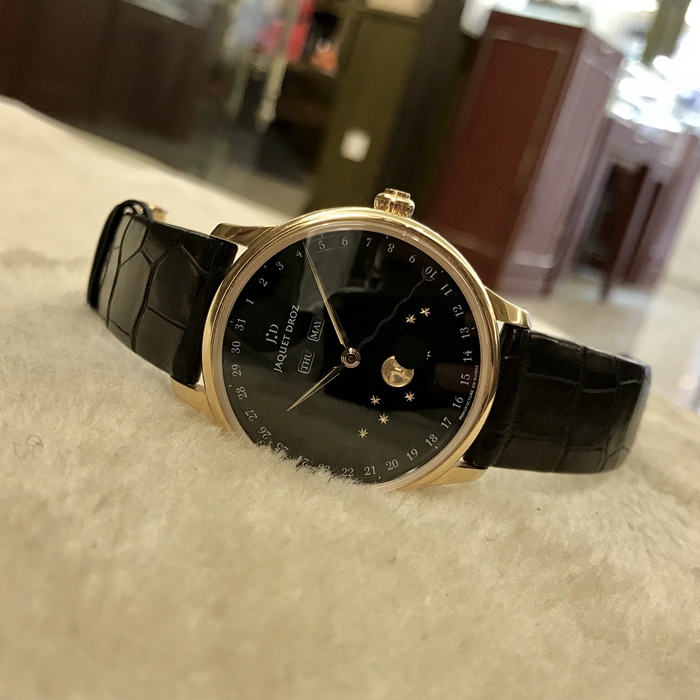 Jaquet Droz 雅克德罗 Asterale星辰系列，J012633202。43毫米表径，18k玫瑰金。黑色“Grand Feu”大明火珐琅表盘，8颗18K玫瑰金星星和1幅月亮镶饰。中央时针、分针和日期指针，12时位置设日期和月份视窗，6时位置设飞返式月相显示。22K白金摆陀，黑色“Grand Feu”大明火珐琅表盘 8颗18K红金星星和1幅月亮镶饰，Jaquet Droz 6553L2 自动上链机械机芯，双发条盒，动力储备68小时。专柜定价：250500元。