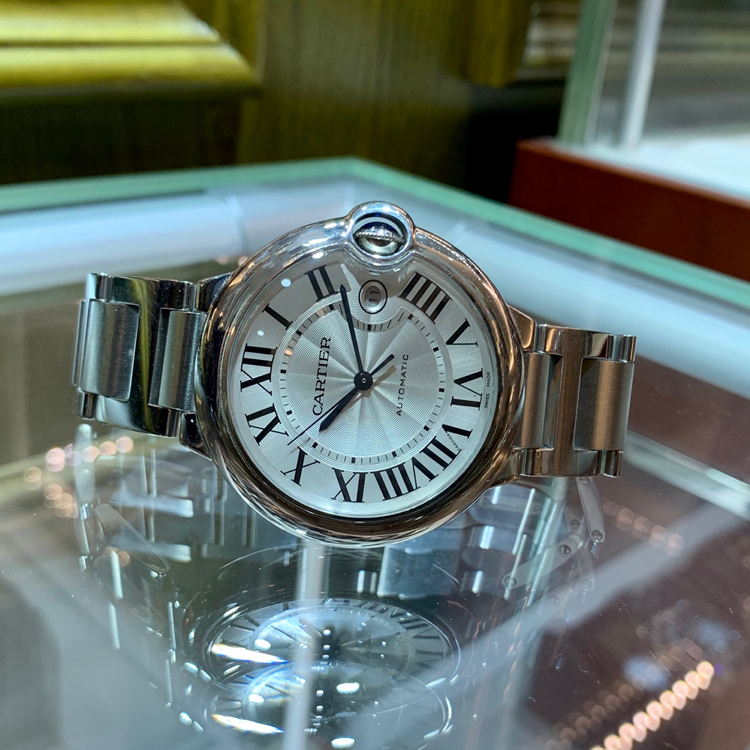 Cartier 卡地亚 Ballon Bleu 蓝气球系列，W69012Z4。42.1毫米表径，精钢表壳，银白色面盘，罗马数字时标，3点位置为日期显示，Cal.049自动上弦机械机芯，动力储备42小时，专柜定价：49100元。 单表无附件。