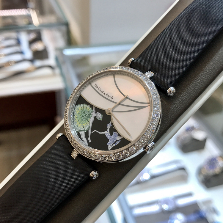 Van Cleef & Arpels 梵克雅宝，ARF16200。38毫米表径，18K白金钻石表圈，贝母/珐琅面盘，手动上弦机械机芯。 单表附保卡。