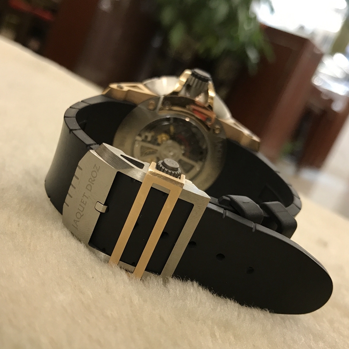 Jaquet Droz 雅克德罗大秒针运动系列，J029037440。45 毫米表径。原生碳纤维表盘，18K玫瑰金时针、分针和秒针，时标和数字5、6和7经过白色Super-LumiNova夜光处理，镀铑桥板偏心时分显示盘，大秒针子表盘。 18K玫瑰金爪饰及表耳。钛金属表冠，经橡胶铸模处理。钛金属/精钢折叠式表扣，18K玫瑰金保护装置。天然黑色橡胶表带。Jaquet Droz 2663A-S 镀钌自动上链机械机芯，双发条盒，18K白金摆陀镀钌自动上链机芯。 68小时动力储备。专柜定价：170000元。 全套附件齐全。