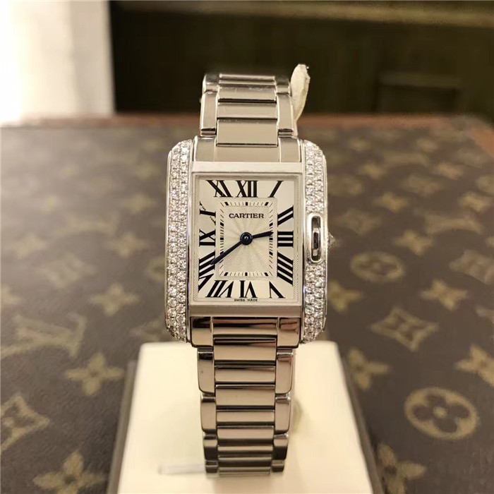 Cartier 卡地亚 Tank Anglaise 英国坦克 系列，WT100008。小号表款，30.2 x 22.7毫米表径。?18K镀铑白金表壳，镶嵌109颗明亮式切割圆钻；九角形表冠，镶嵌一颗明亮式切割圆钻，总重0.88克拉。镀银雕纹漆面表盘。剑形蓝钢指针。蓝宝石水晶镜面。18K镀铑白金表链，?精准石英机芯。专柜价格：289000元。? 单表无附件。