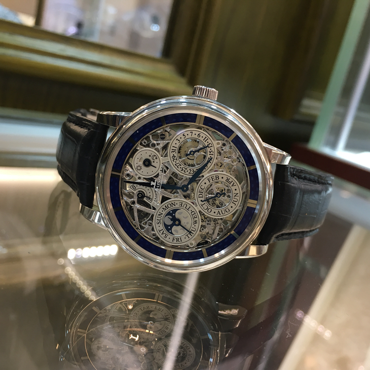 Jaeger-LeCoultre 积家 master 大师系列，50635SQ。42毫米表径，18K白金表壳，镂空珐琅面盘，指针式日期、月份、星期显示，月相显示、动力储备显示功能，Cal.876SQ手动上弦机械机芯，动力储备192小时，专柜定价：895000元。 单表无附件。