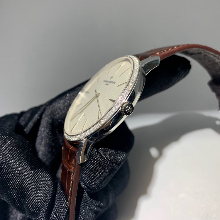 Vacheron Constantin 江诗丹顿 传承系列，85180/000G-9230。40毫米表径，18K白金后加钻表壳，白色面盘，6点位置日期显示，2450 Q6自动上弦机械机芯，动力储备40小时。 单表无附件。